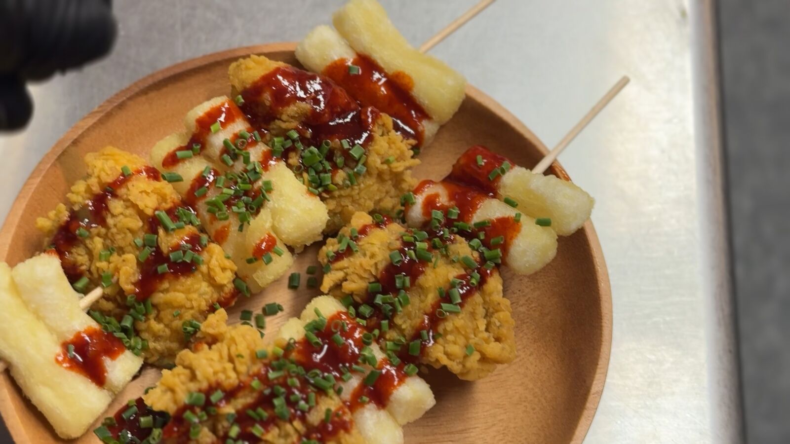 Brochetas de tteok y KFFC con salsa picante, Mama Uma